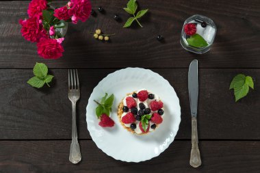 Berry pasta beyaz bir plaka üzerinde