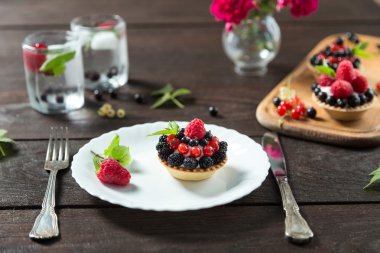 Berry pasta beyaz bir plaka üzerinde