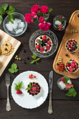 Berry pasta beyaz bir plaka üzerinde