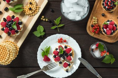  Berry pasta beyaz bir plaka üzerinde