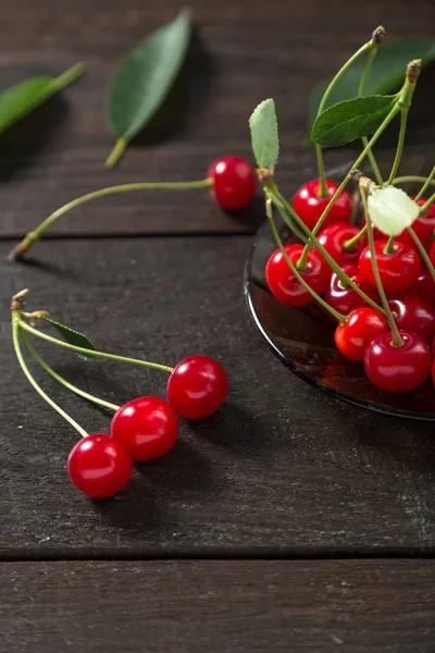 Ahşap bir masa üzerinde taze kiraz.