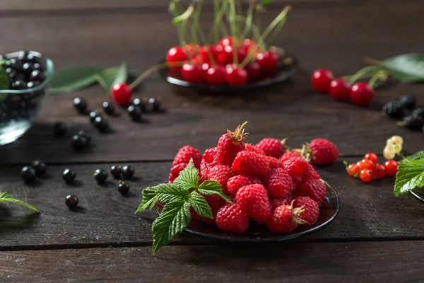 ahşap bir masa üzerinde çilek