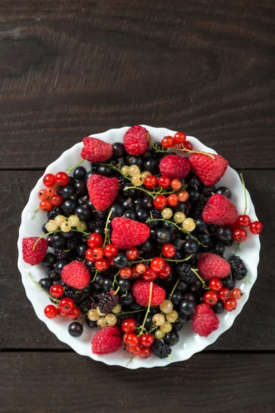 Пластина з лісовими ягодами — стокове фото