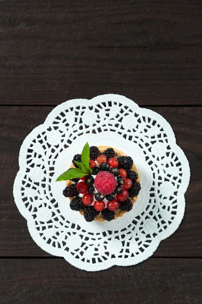 Berry cake on a white napkin — Stock Photo, Image