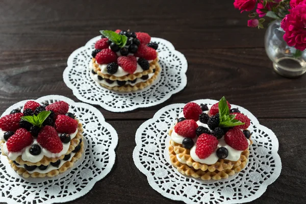 Pastel de bayas en una servilleta blanca — Foto de Stock