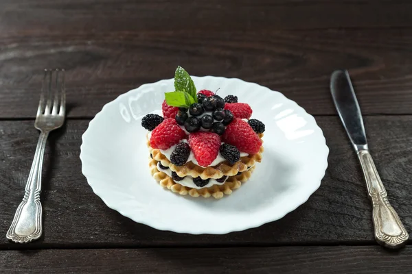 Berry cake on a white plate — Stock Photo, Image