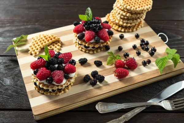 Berry cake on a board — Stock Photo, Image
