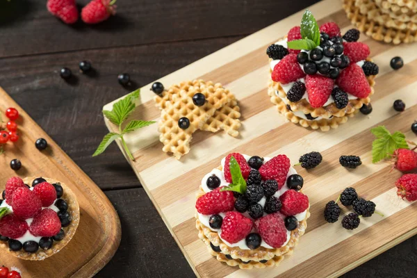 Bir tahta üzerinde berry kek — Stok fotoğraf
