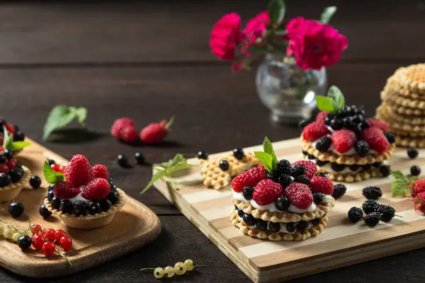 Berry cake on a board — Stock Photo, Image