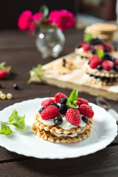 Berry cake on a white plate — Stock Photo, Image