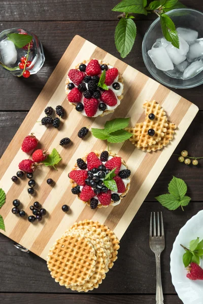 Bir tahta üzerinde berry kek — Stok fotoğraf