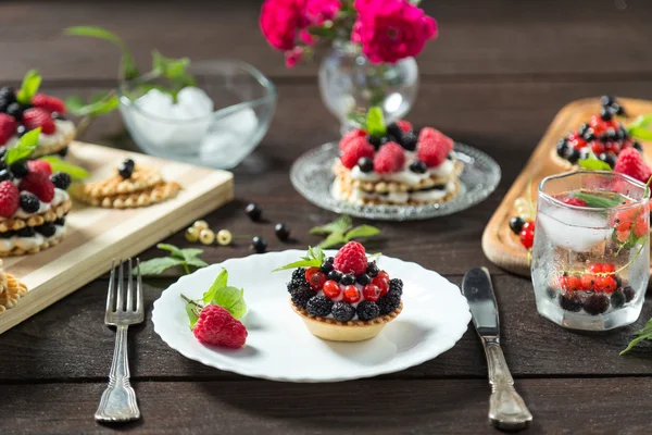 Pastel de bayas en un plato blanco — Foto de Stock