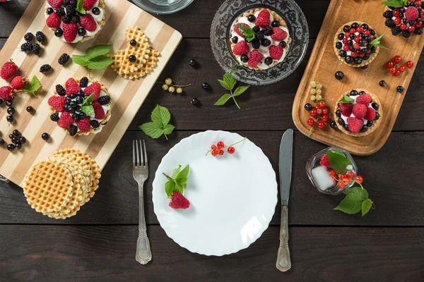 White plate served with ingredients — Stock Photo, Image
