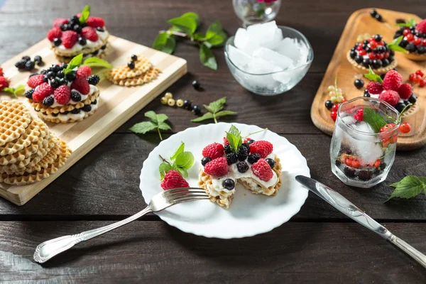 Berry cake on a white plate — Stock Photo, Image