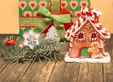 Yılbaşı ve Noel. Hediye kutusu, ağaç, zencefilli kurabiye evi.