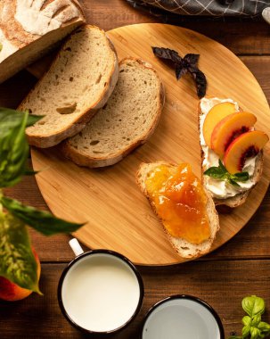 Kahvaltıda. Meyveli sandviç ve bir fincan süt.