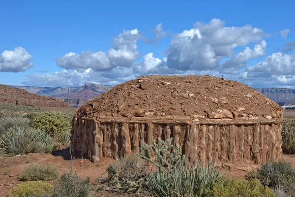 Hogan, traditionele woning van de Navajo mensen — Stockfoto