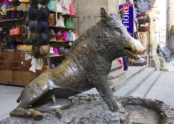 Бронзовый фонтан свиньи во Флоренции — стоковое фото