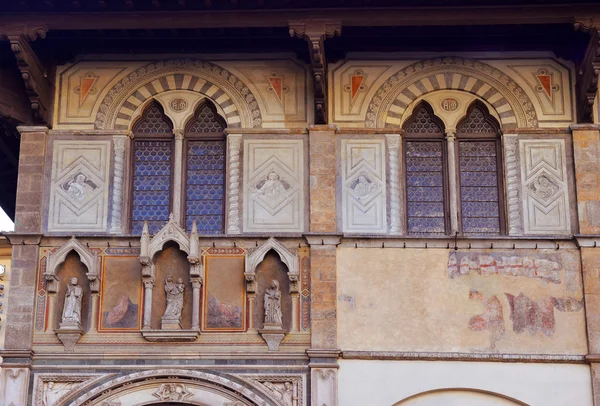 Facade of medieval palazzo, decorated with frescoes in Florence — Stock Photo, Image