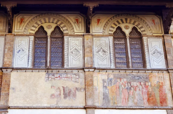 Facade of medieval palazzo, decorated with frescoes in Florence — Stock Photo, Image