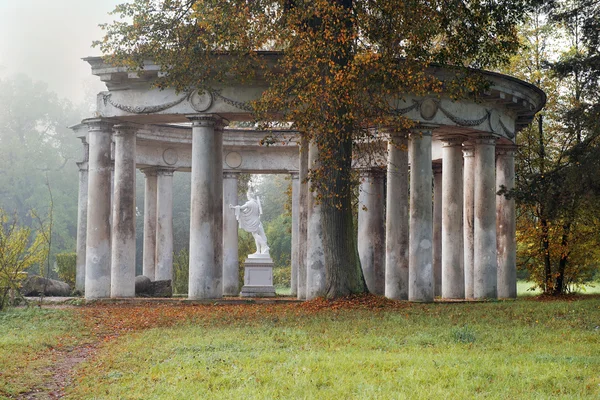Apollo oszlopsor Pavlovsk parkban ősszel, Szentpétervár, Oroszország — Stock Fotó
