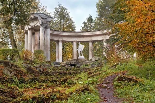 Apollo Colonnade in Pavlovsk Park in autumn, Saint Petersburg, Russia — Stock Photo, Image