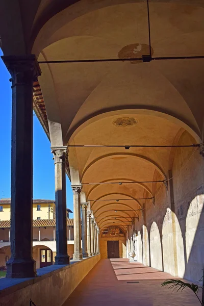 Patio de la basílica de Santa Croce en Florencia, Italia — Foto de Stock