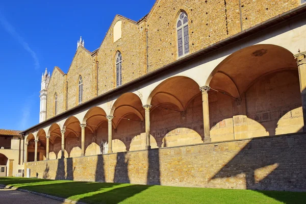 Pátio da Basílica de Santa Cruz em Florença, Itália — Fotografia de Stock