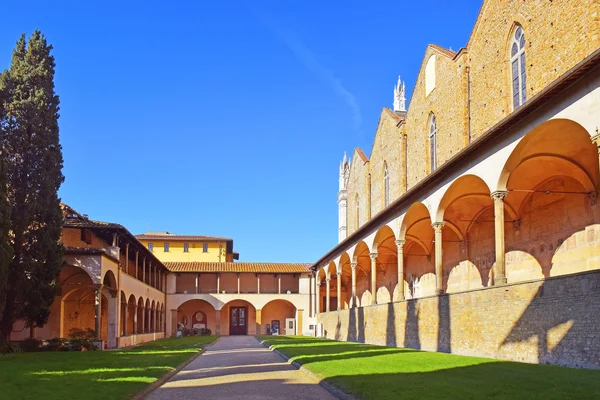 Gården i basilikan Santa Croce i Florens, Italia — Stockfoto