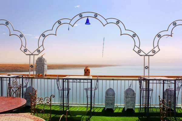 Restaurant aan de oevers van de dode zee, strand Biankini, Israël — Stockfoto