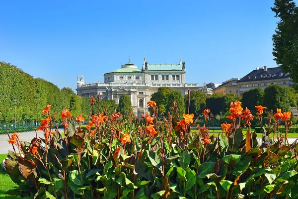 Volksgarten 和城堡剧院在内心 Stadt 维也纳，奥地利 — 图库照片