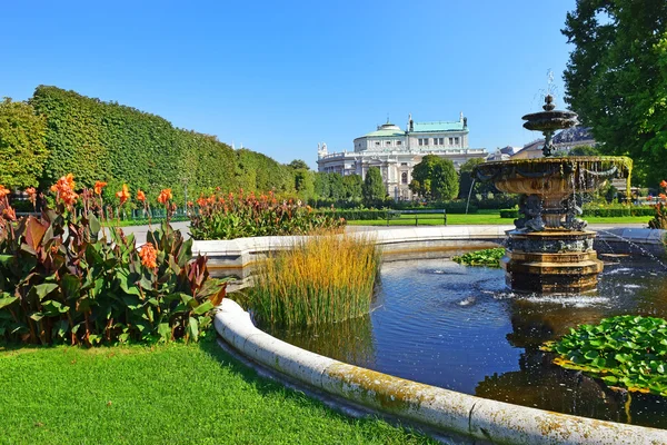 Volksgarten och Burgtheater i inre Stadt Wien — Stockfoto