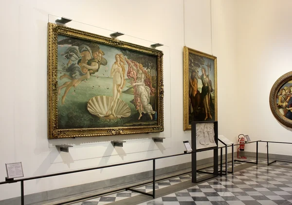 Salone con dipinti di Botticelli, Galleria degli Uffizi, Firenze — Foto Stock