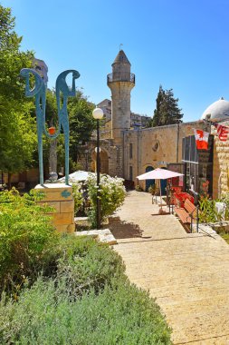 Safed, üst Galilee, İsrail - 19 Temmuz: eski Türk cami çeyreğinde sanatçılarından biri eski şehrin Safed üzerinde 19 Temmuz 2016, üst Galilee, İsrail