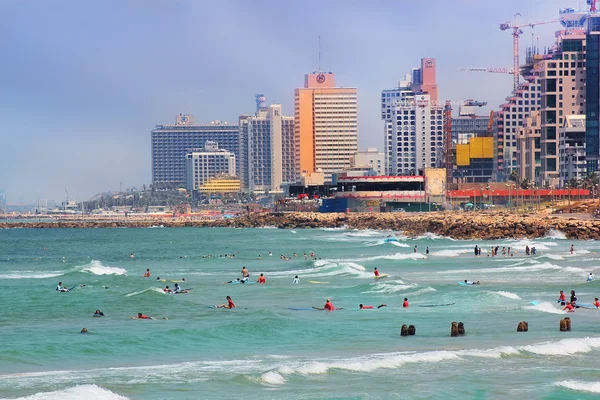 Spiaggia e surfisti a Tel Aviv, Israele — Foto Stock