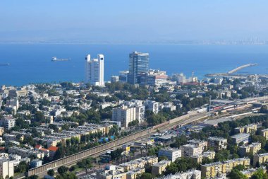 Arka planda Hayfa ilçesi, Rambam hastane binası ve İsrail Körfezi manzarası var.