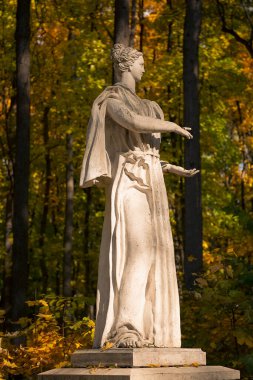 Moskova, Rusya, Ekim 02, 2019: Heykeltıraş Alexander Burganov tarafından Tsaritsyno parkında yapılan antik tanrıça Dryad heykeli