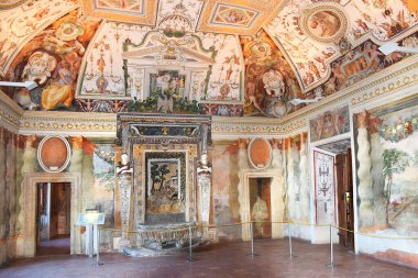 TIVOLI, ITALY - 15 Ocak 2020 'de Roma yakınlarındaki Tivoli' deki Villa d 'Este Sarayı' nın, XVI yüzyılının en ünlü İtalyan villalarından birinin içinde.
