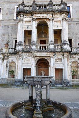 TIVOLI, ITALY - 15 Ocak 2020 'de Roma, İtalya yakınlarındaki Tivoli' de Pirro Ligorio 'nun merdivenleriyle Villa d' Este Sarayı 'nın ön cephesi