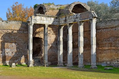 Roma, İtalya 'nın Tivoli semtindeki Villa Adriana (Hadrians Villa)' daki antik sütunların kalıntıları