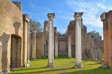 Roma, İtalya 'nın Tivoli semtindeki Villa Adriana (Hadrians Villa)' daki antik sütunların kalıntıları