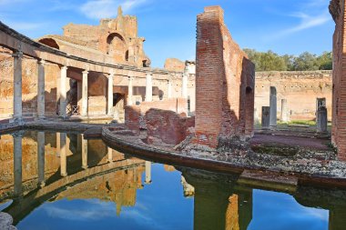 Roma, İtalya 'nın Tivoli semtindeki Villa Adriana (Hadrians Villa)' daki Ada Villa veya deniz tiyatrosunun antik kalıntıları