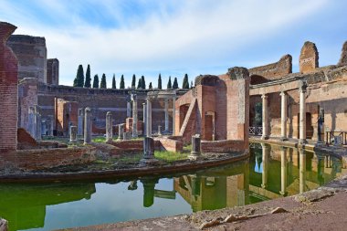 Roma, İtalya 'nın Tivoli semtindeki Villa Adriana (Hadrians Villa)' daki Ada Villa veya deniz tiyatrosunun antik kalıntıları