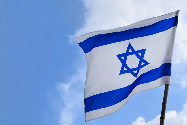 以色列的蓝白相间的国旗 大卫的星辰在风中飘扬 背景是明亮的天空 — 图库照片