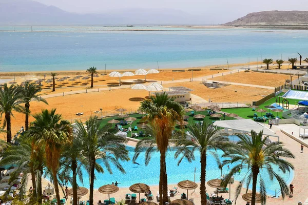 Ein Bokek tatil beldesindeki boş halk plajında çok az tatilci vardı. Ölü Deniz, İsrail, covid 19 salgını sırasında.