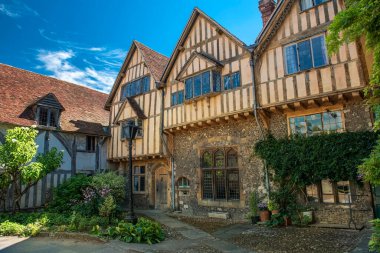 Manastır kapısı ve Dome Alley, Cathedral Close, Winchester, Hampshire, Güney İngiltere, İngiltere 'deki tarihi ahşap binalar.