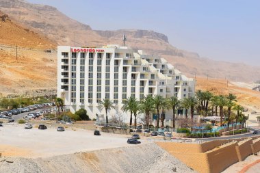 Ölü Deniz, Neve Zohar, İsrail - 07 Nisan 2021: Leonardo Plaza Hotel manzarası (tüm hizmetleri kapsayan), Judean Hills arka planında Fatal Oteller Zinciri