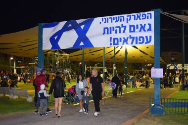 Afula, İsrail - 14 Nisan 2021: sakinler, İsrail Devleti 'nin Bağımsızlık Günü' nün 73. yıldönümünü bir şehir parkında kutluyorlar.