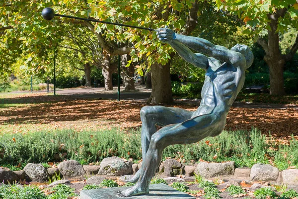 Melbourne Austrália Abril 2018 Escultura Bronze Lançador Martelos Queen Victoria — Fotografia de Stock
