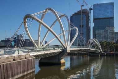 Melbourne, Avustralya - 30 Nisan 2018: Denizciler Köprüsü, Docklands ve South Wharf arasındaki Yarra Nehri üzerindeki köprü, Melbourne, Victoria, Avustralya